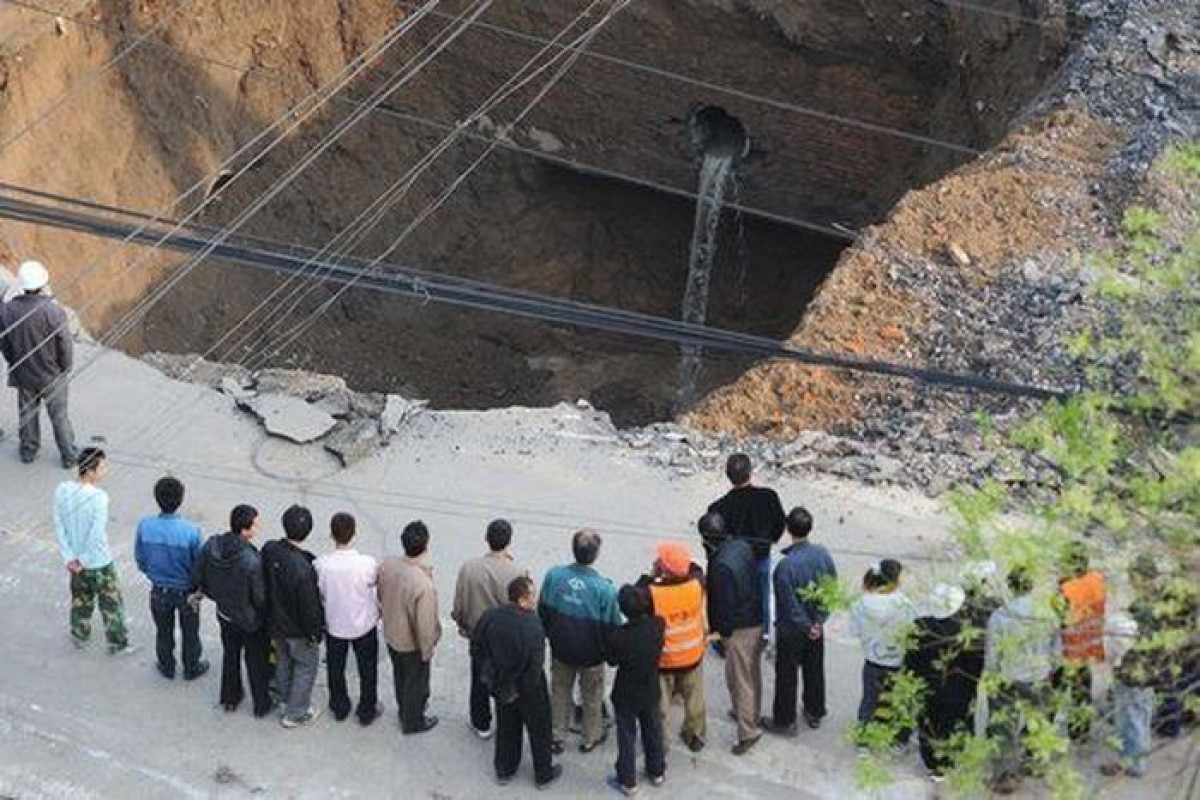 В Китае число погибших в результате обвала участка скоростной дороги достигло 36