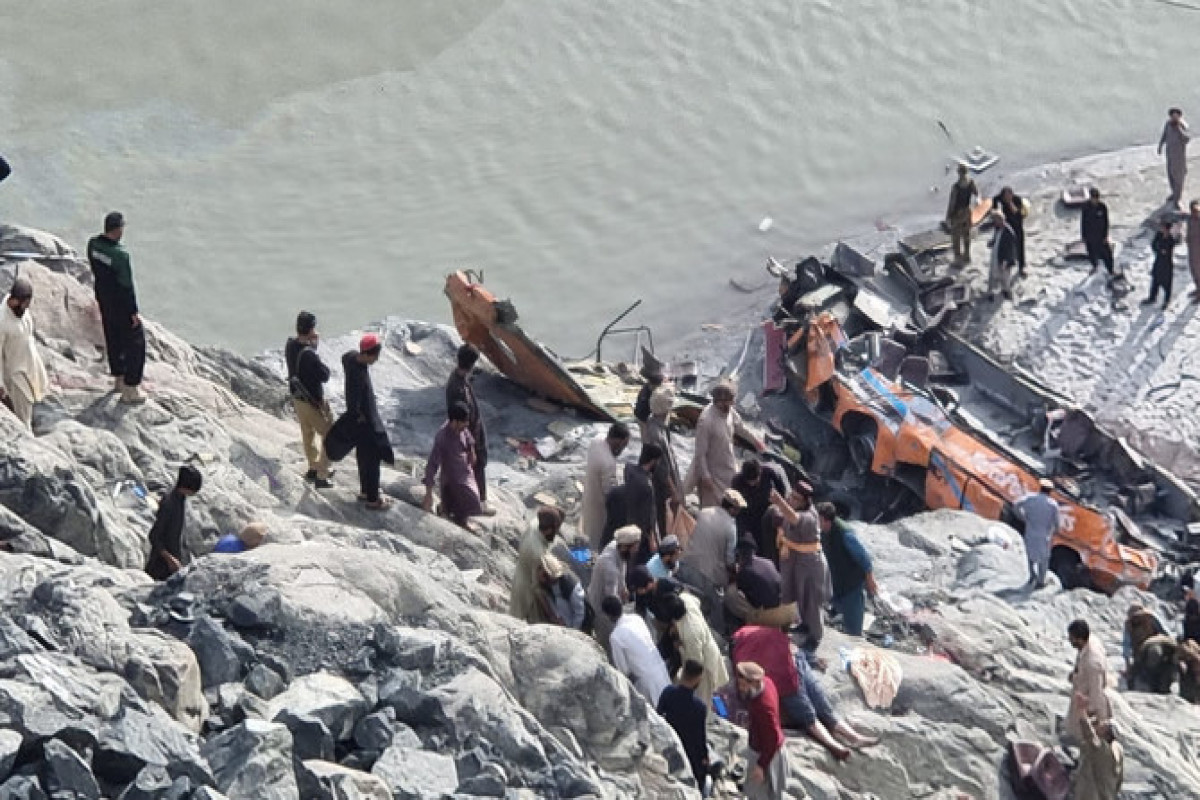 В Пакистане автобус упал в ущелье, погибли 20 человек