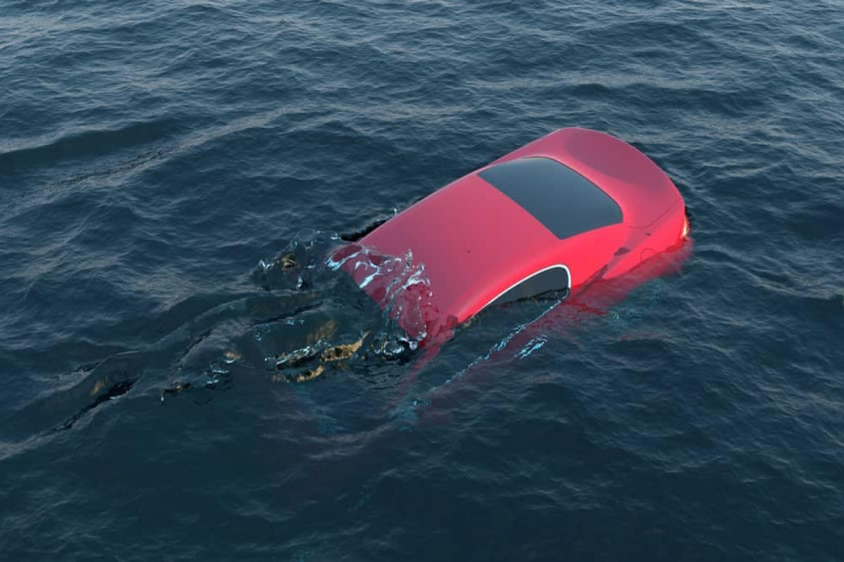 В Грузии автомобиль с тремя подростками упал в реку
