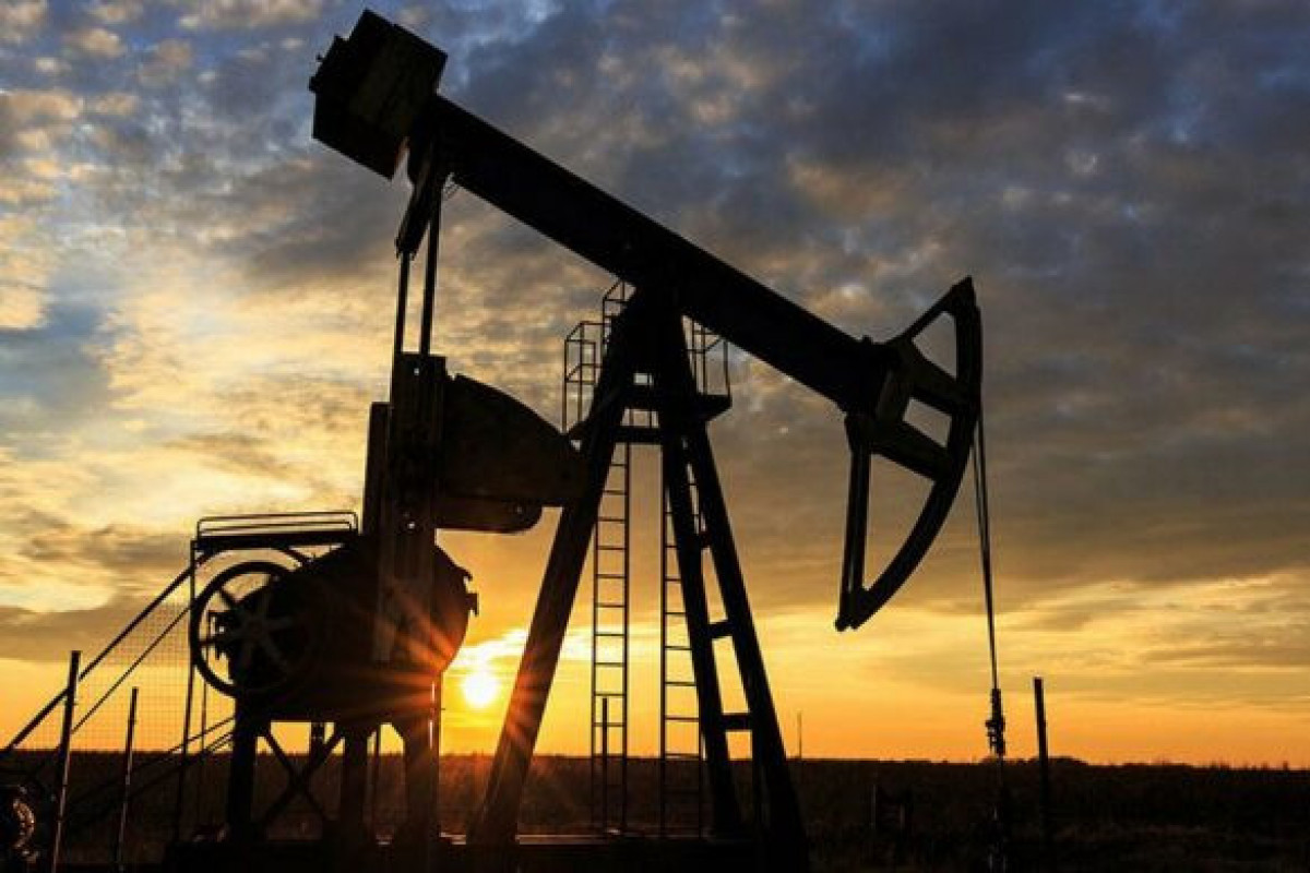 Цена на нефть на мировых рынках упала ниже $83