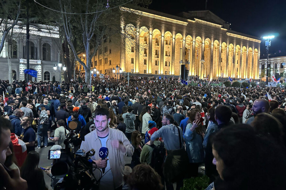 Число участников акции протеста в Тбилиси резко возросло