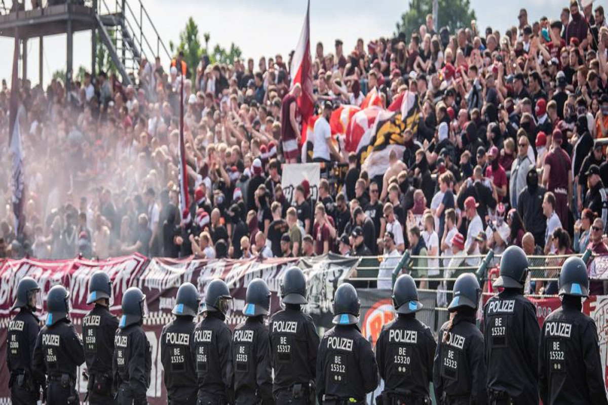 155 полицейских пострадали на матче немецкой футбольной ли