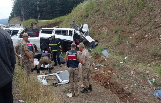 В Турции бетономешалка врезалась в микроавтобус, погибли 8 человек