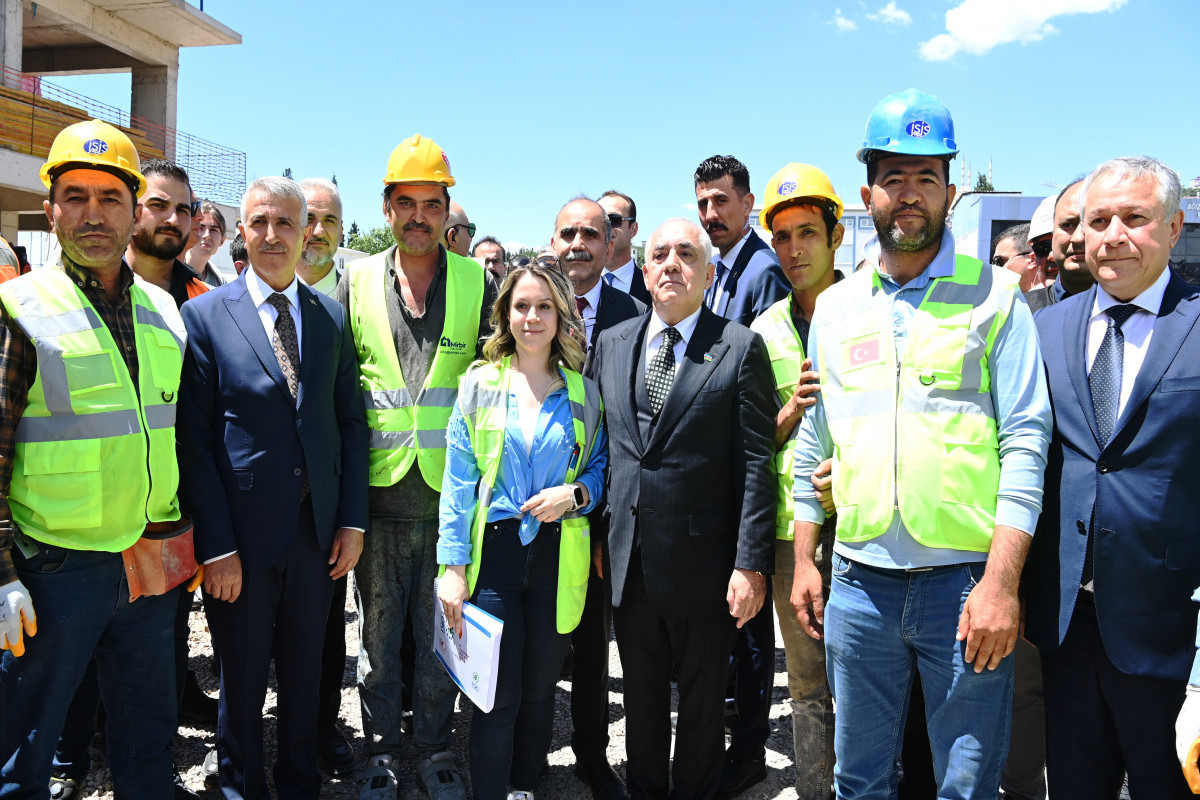Али Асадов ознакомился с ходом строительных работ, проводимых в «Азербайджанском квартале» в Кахраманмараше
