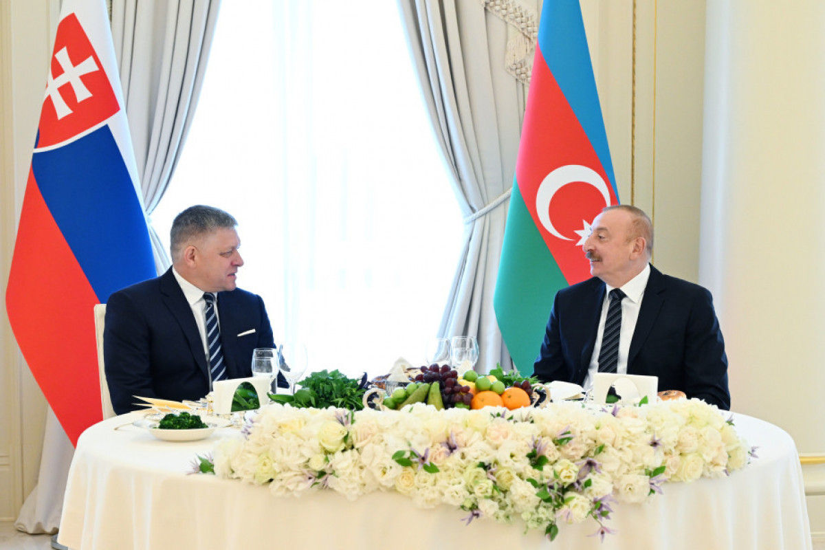 От имени Президента Азербайджана в честь  премьер-министра Словакии  дан официальный обед
