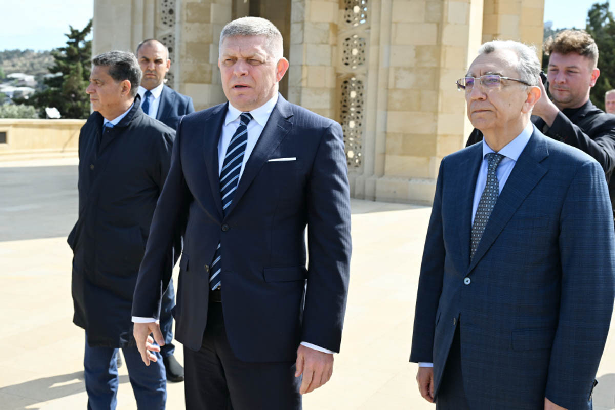 Премьер-министр Словакии посетил Аллею шехидов в Баку