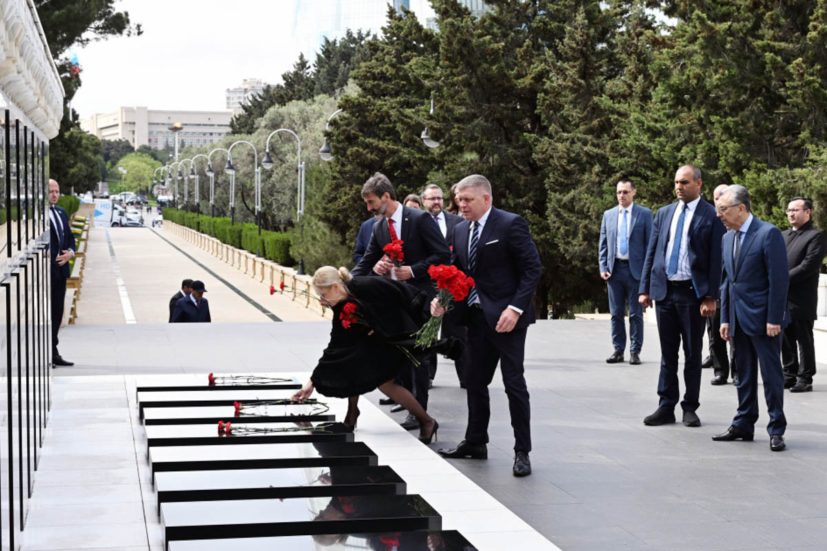 Премьер-министр Словакии посетил Аллею шехидов в Баку