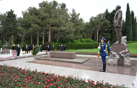 Президент Болгарии посетил могилу Гейдара Алиева в Баку