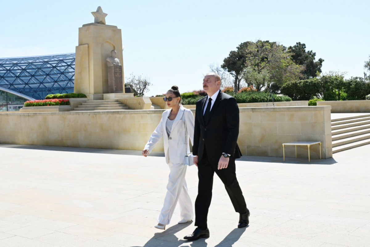 Президент и первая леди Азербайджана посетили могилу Ази Асланова