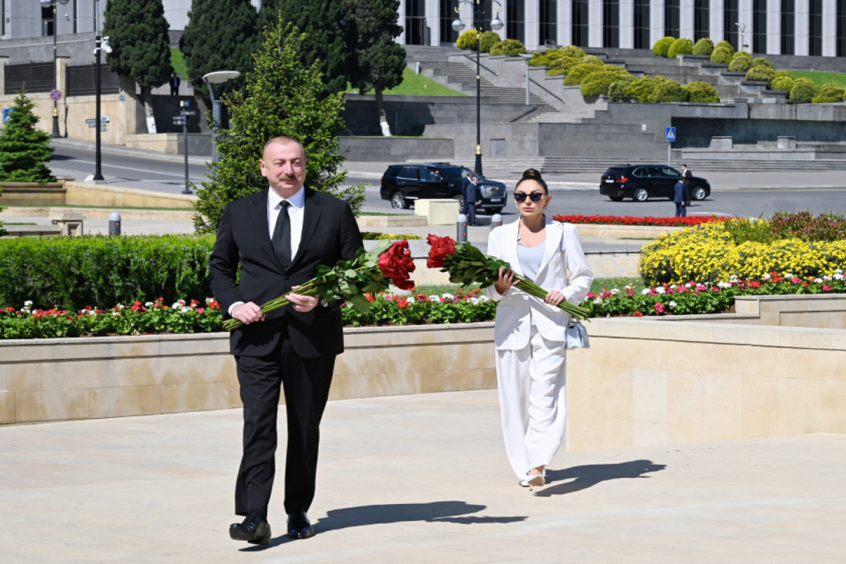 Президент и первая леди Азербайджана посетили могилу Ази Асланова
