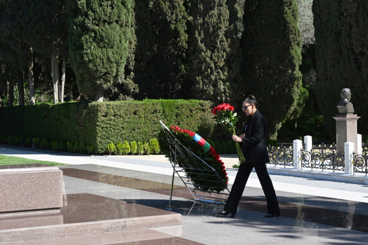 Президент Ильхам Алиев и первая леди Мехрибан Алиева посетили могилу великого лидера Гейдара Алиева