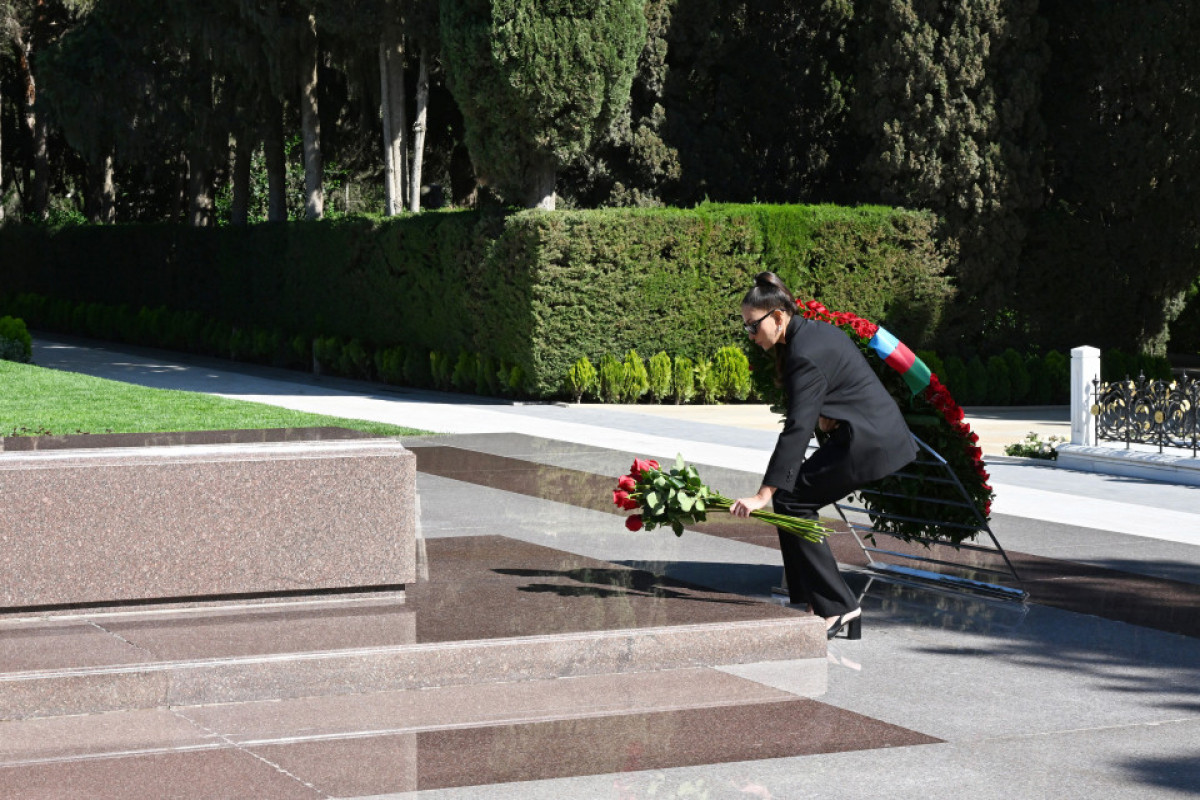 Президент Ильхам Алиев и первая леди Мехрибан Алиева посетили могилу великого лидера Гейдара Алиева
