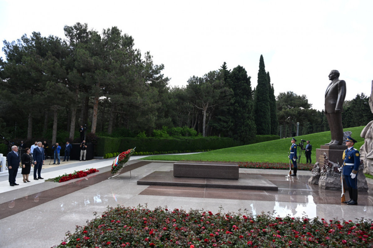 Официальные лица Азербайджана почтили память великого лидера