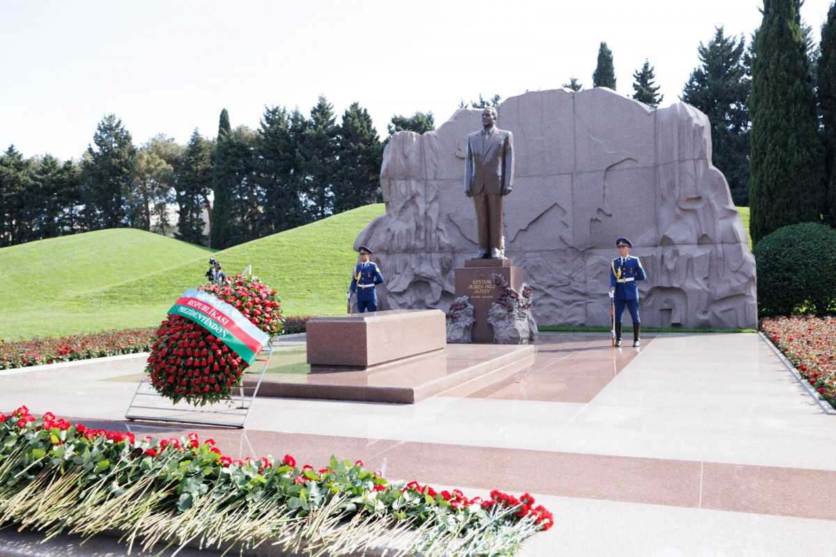 Коллектив ЗАО «AzerGold» и его дочерних компаний посетил могилу  Великого Лидера Гейдара Алиева