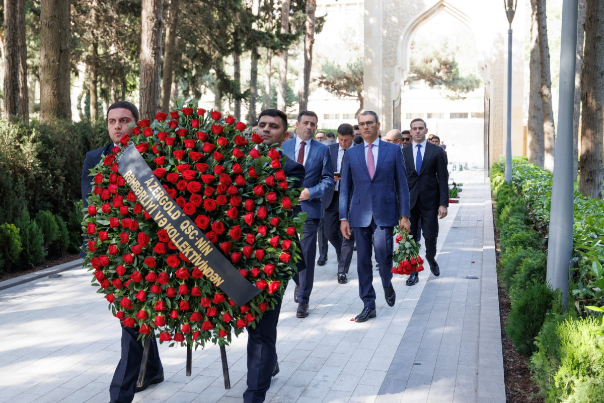 Коллектив ЗАО «AzerGold» и его дочерних компаний посетил могилу  Великого Лидера Гейдара Алиева