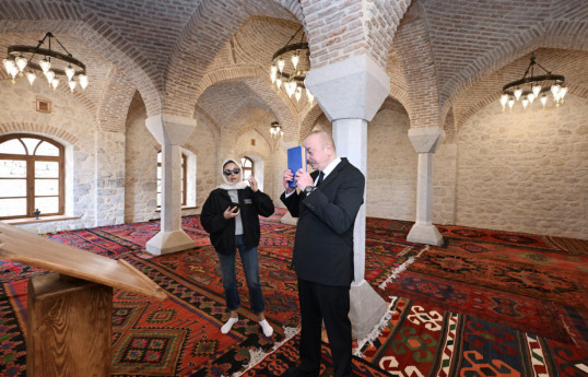Президент и первая леди приняли участие в открытии мечети Мамайы в Шуше после реставрации