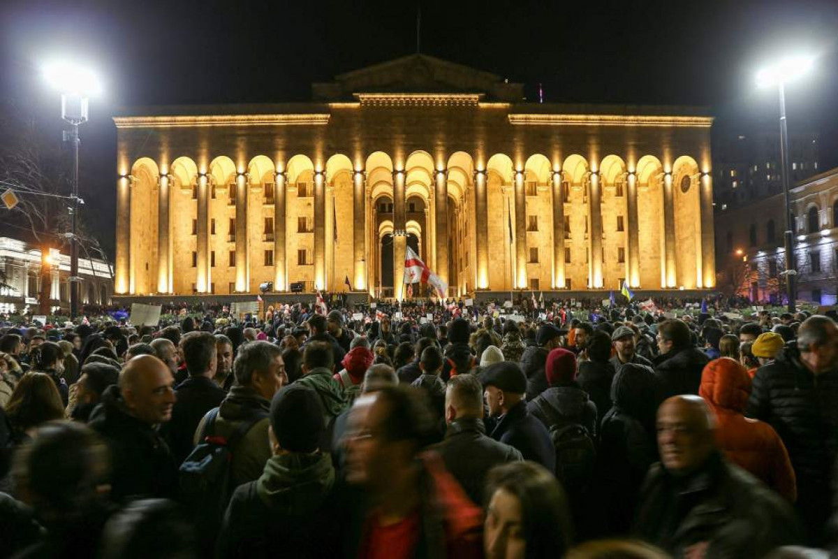 Полиция в Тбилиси начала оттеснять участников митинга у парламента Грузии-ОБНОВЛЕНО 