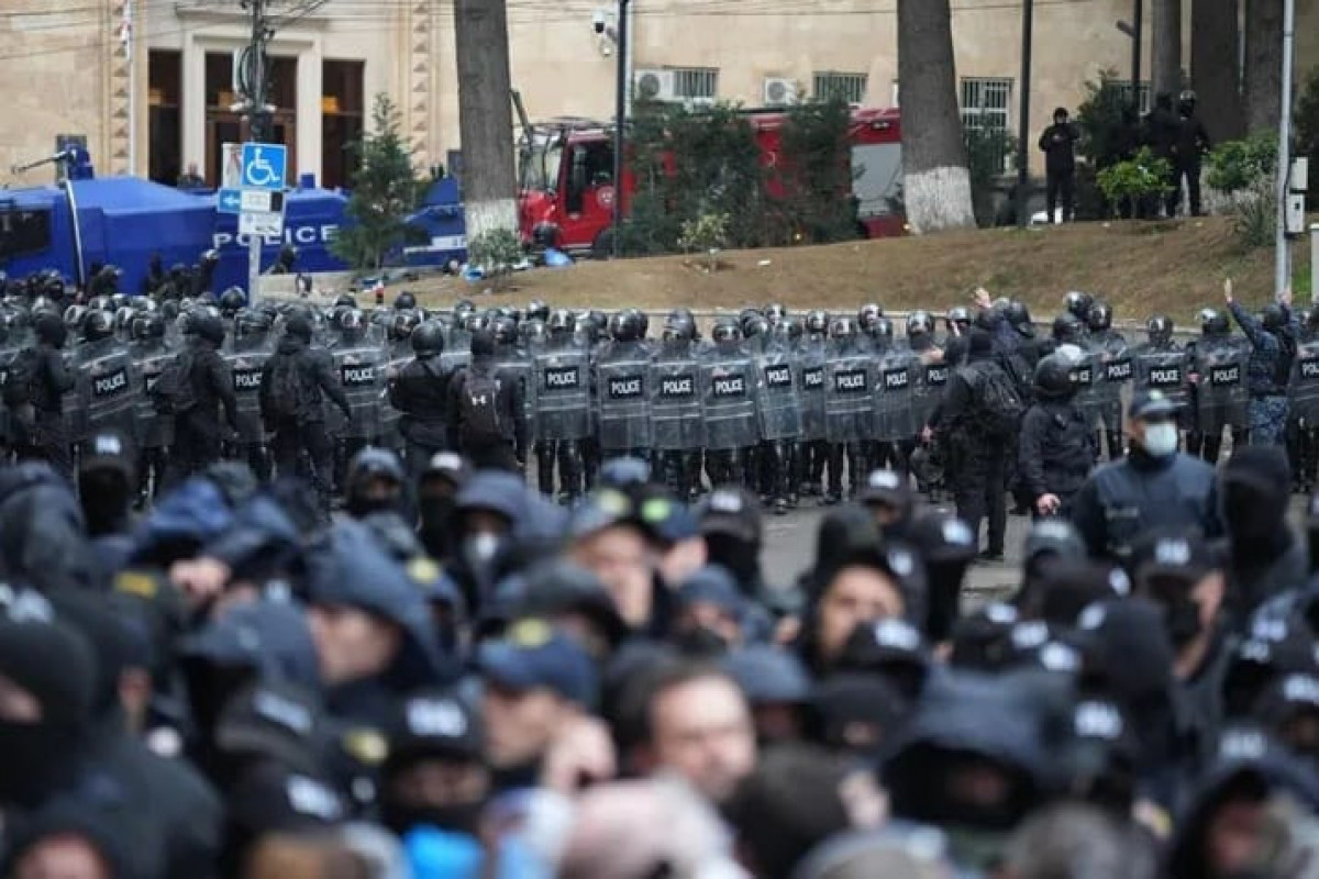 В Тбилиси произошла стычка между протестующими и полицией