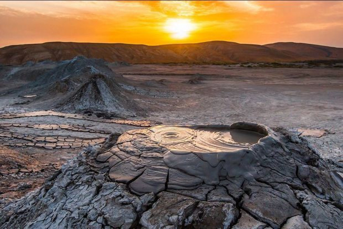 В Азербайджане в грязевом вулкане «Гюздек Боздагы» произошло извержение