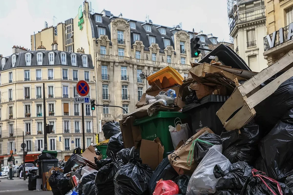 Парижские мусорщики начинают трехдневную забастовку