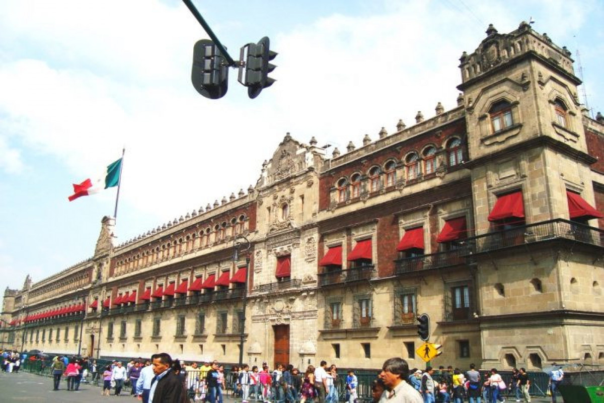 В Мехико при атаке манифестантов на президентский дворец пострадали 26 военных