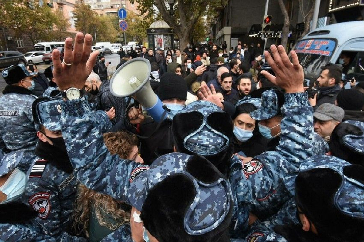 В Армении в массовых акциях протеста есть арестованные