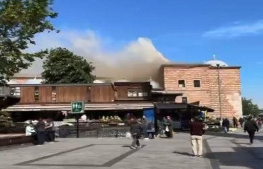 На историческом Египетском рынке в Стамбуле произошел пожар