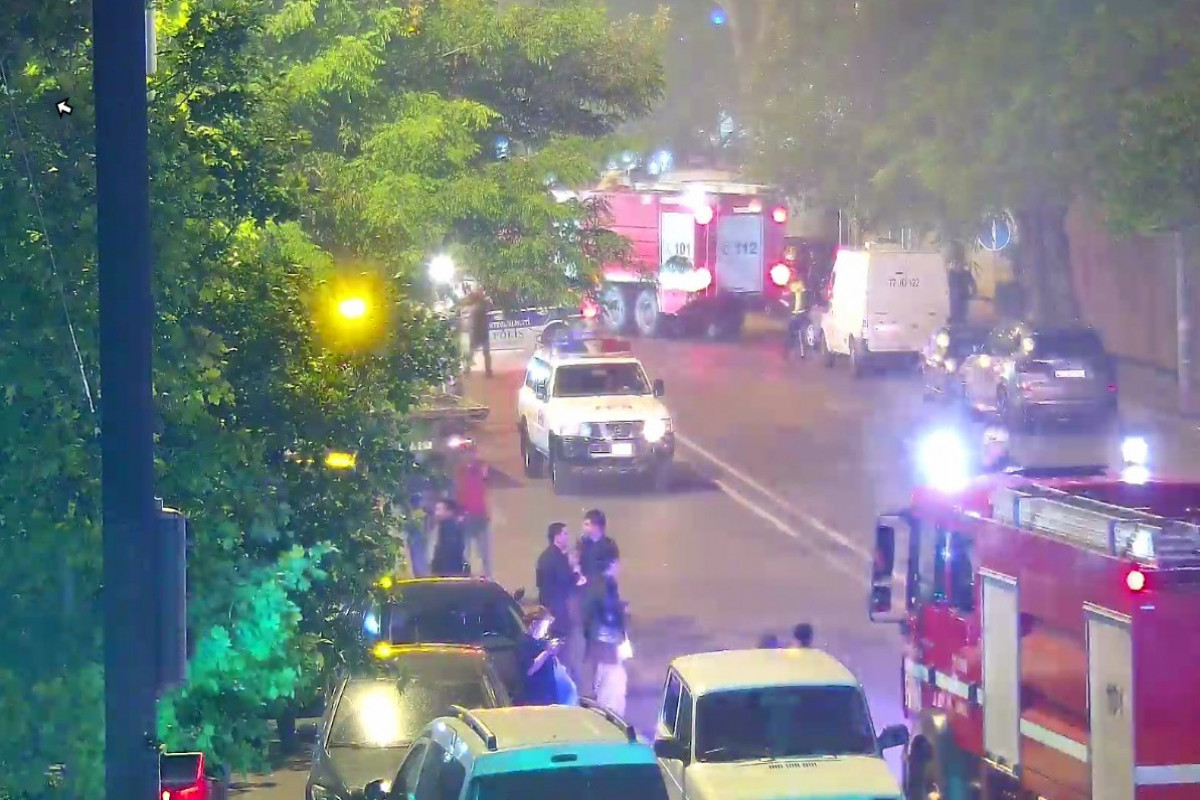 В связи с пожаром в цветочном магазине Ağ çiçəyim ограничено движение транспорта на двух улицах