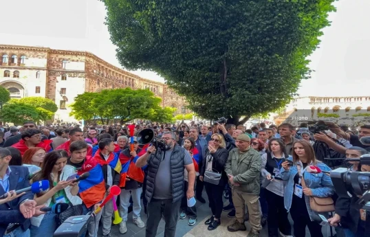 В Ереване полиция оцепила здание правительства, на территории задействован спецназ -ВИДЕО 
