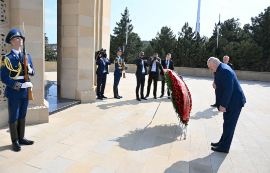 Президент Беларуси посетил Аллею шехидов в Баку
