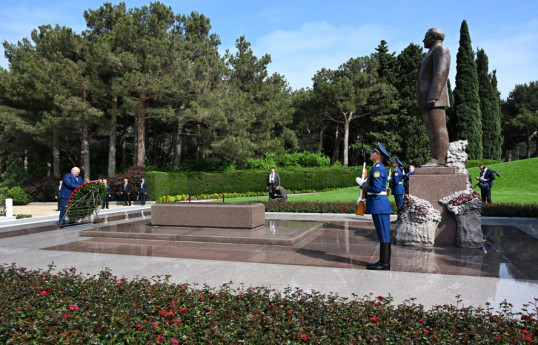 Александр Лукашенко посетил могилу Гейдара Алиева