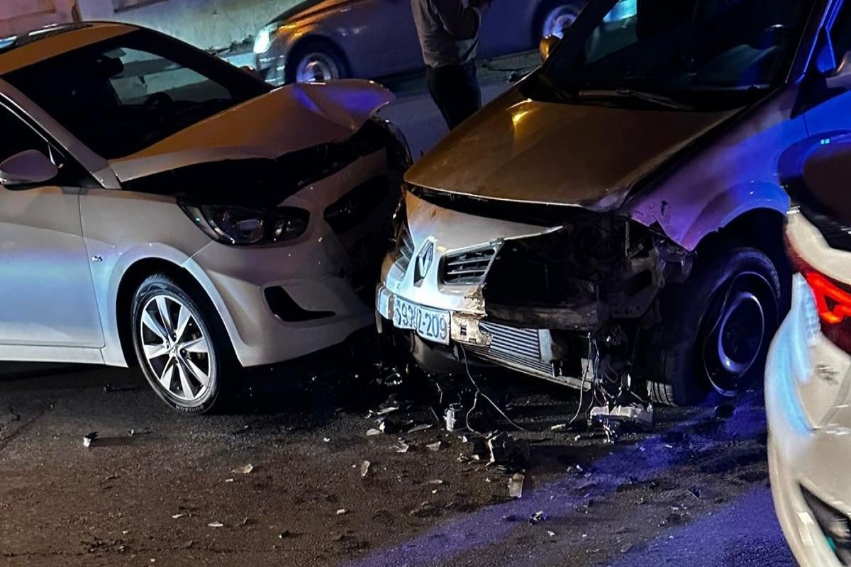 В Баку столкнулись три автомобиля, есть пострадавший-<span class="red_color">ФОТО