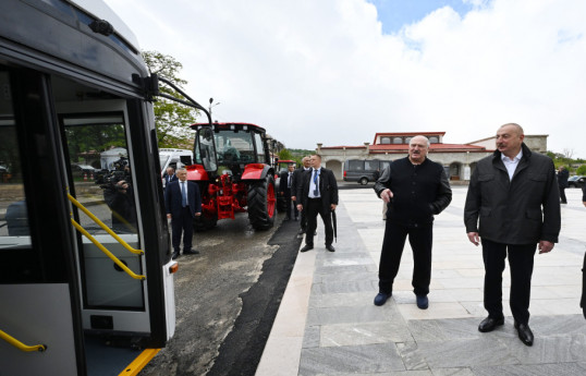 Осмотр автобуса азербайджано-белорусского производства и тракторов, подаренных Лукашенко