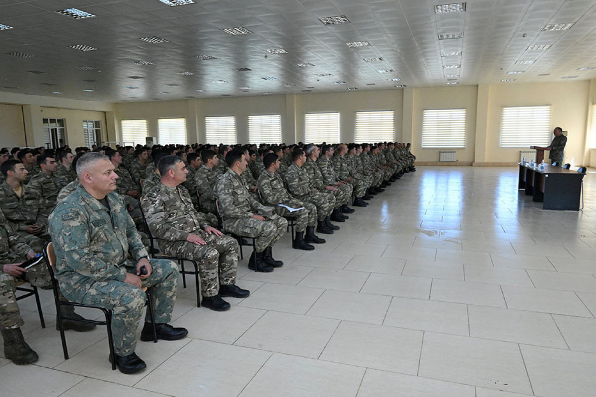 Руководство МО Азербайджана встретилось с военными