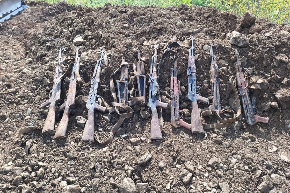 В Ханкенди обнаружено 43 автомата, 3 пистолета, 8 винтовок