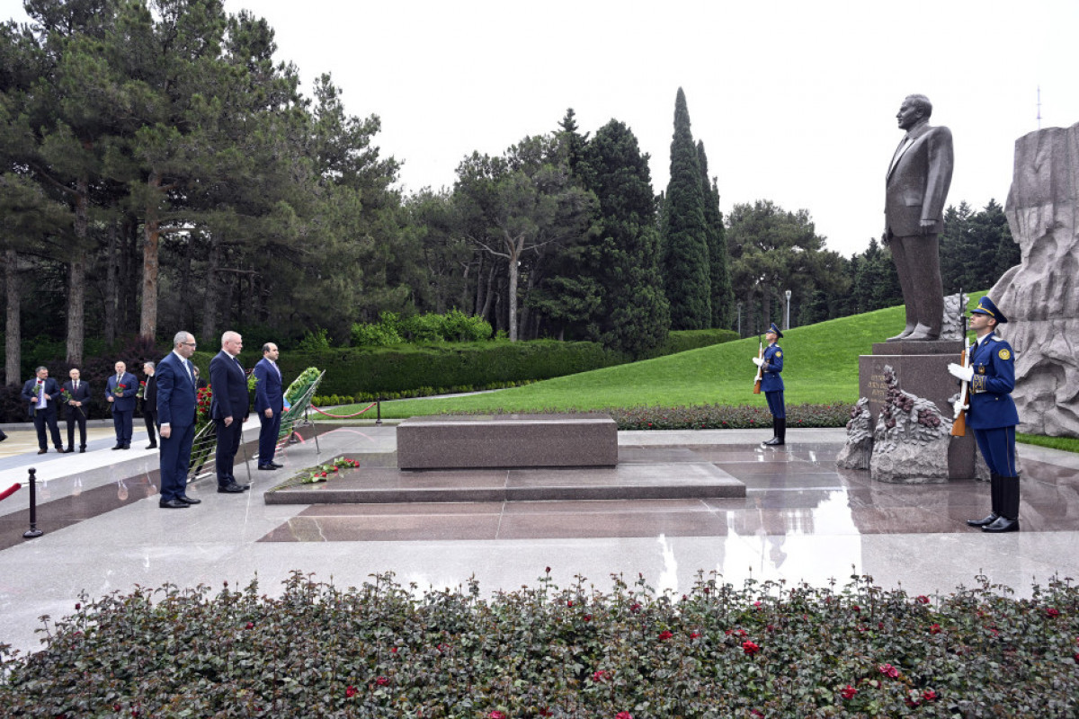 Делегация парламента Латвии посетила могилу Гейдара Алиева и Аллею шехидов в Баку