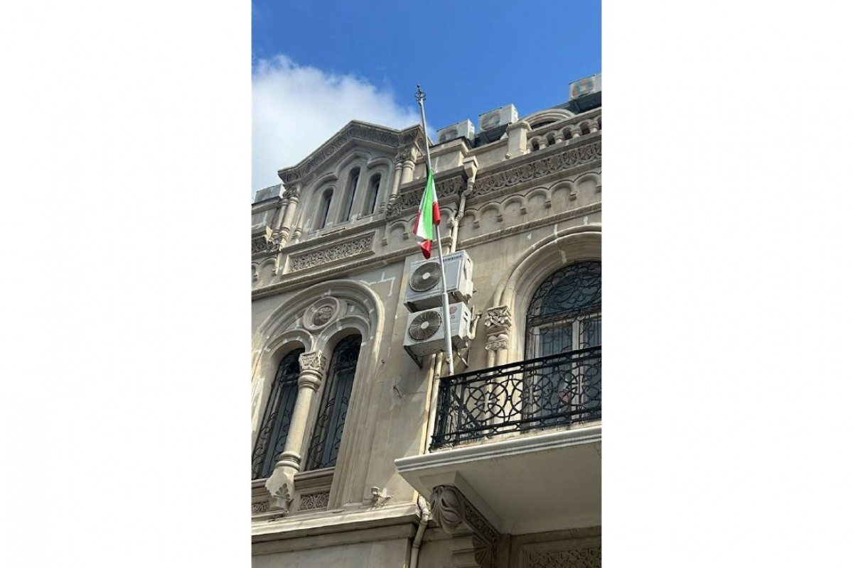 В посольстве Ирана в Азербайджане приспущен флаг - <span class="red_color">ФОТО