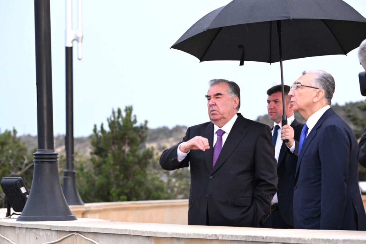 Президент Таджикистана Эмомали Рахмон посетил Аллею шехидов