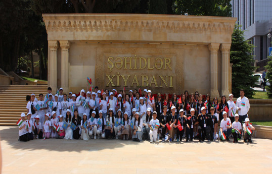 Учащиеся из тюркских государств посетили Аллею шехидов и мемориал турецким воинам