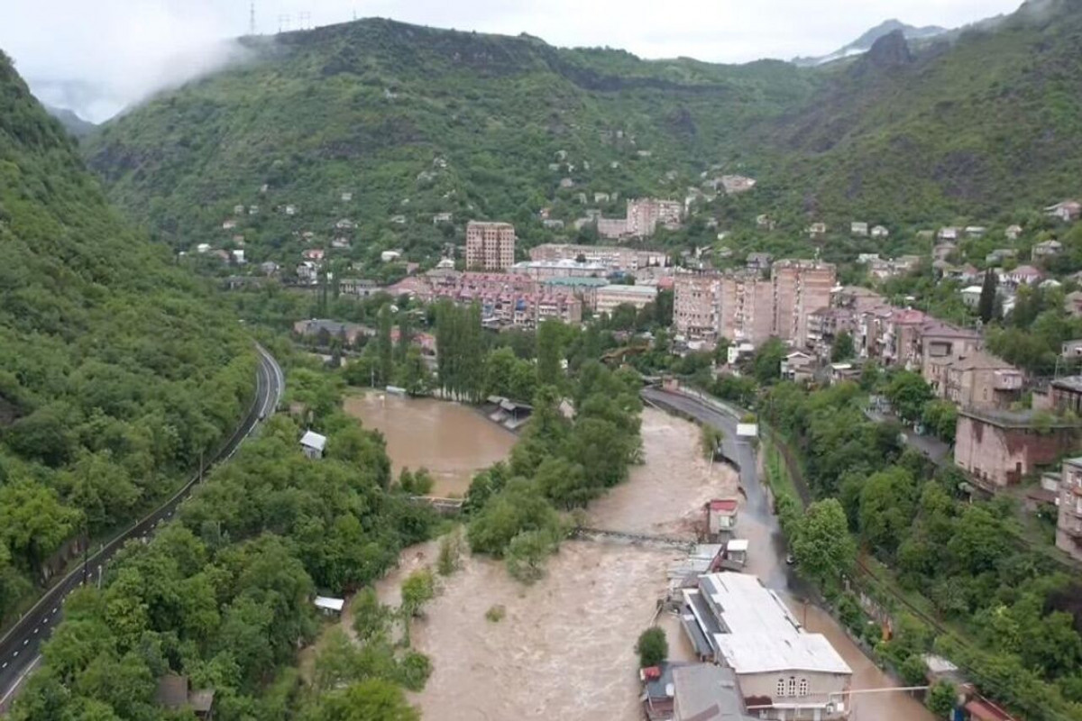 Россия восстанавливает железную дорогу, пострадавшую от наводнения в Армении