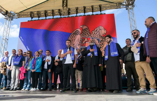 На центральной площади Еревана проходит антиправительственный митинг