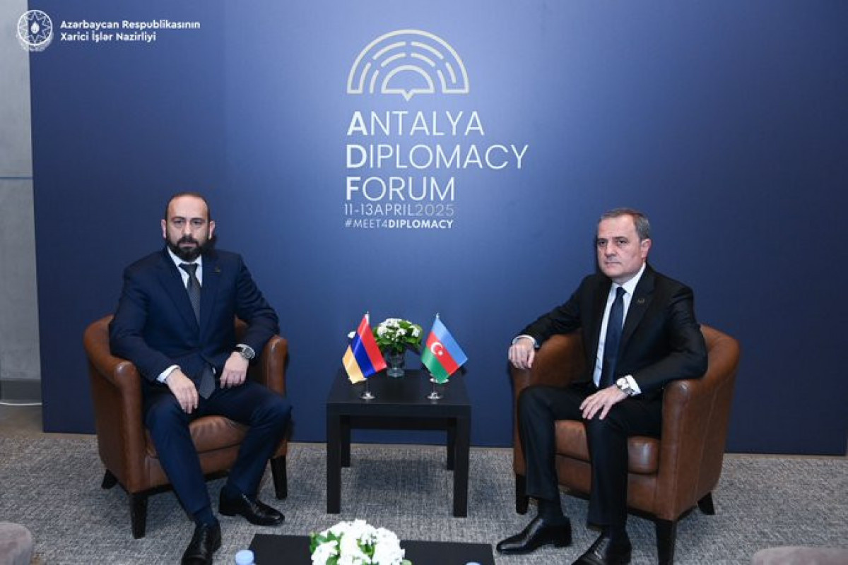 Состоялась встреча глав МИД Азербайджана и Армении