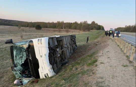 В России перевернулся автобус, 35 человек получили ранения