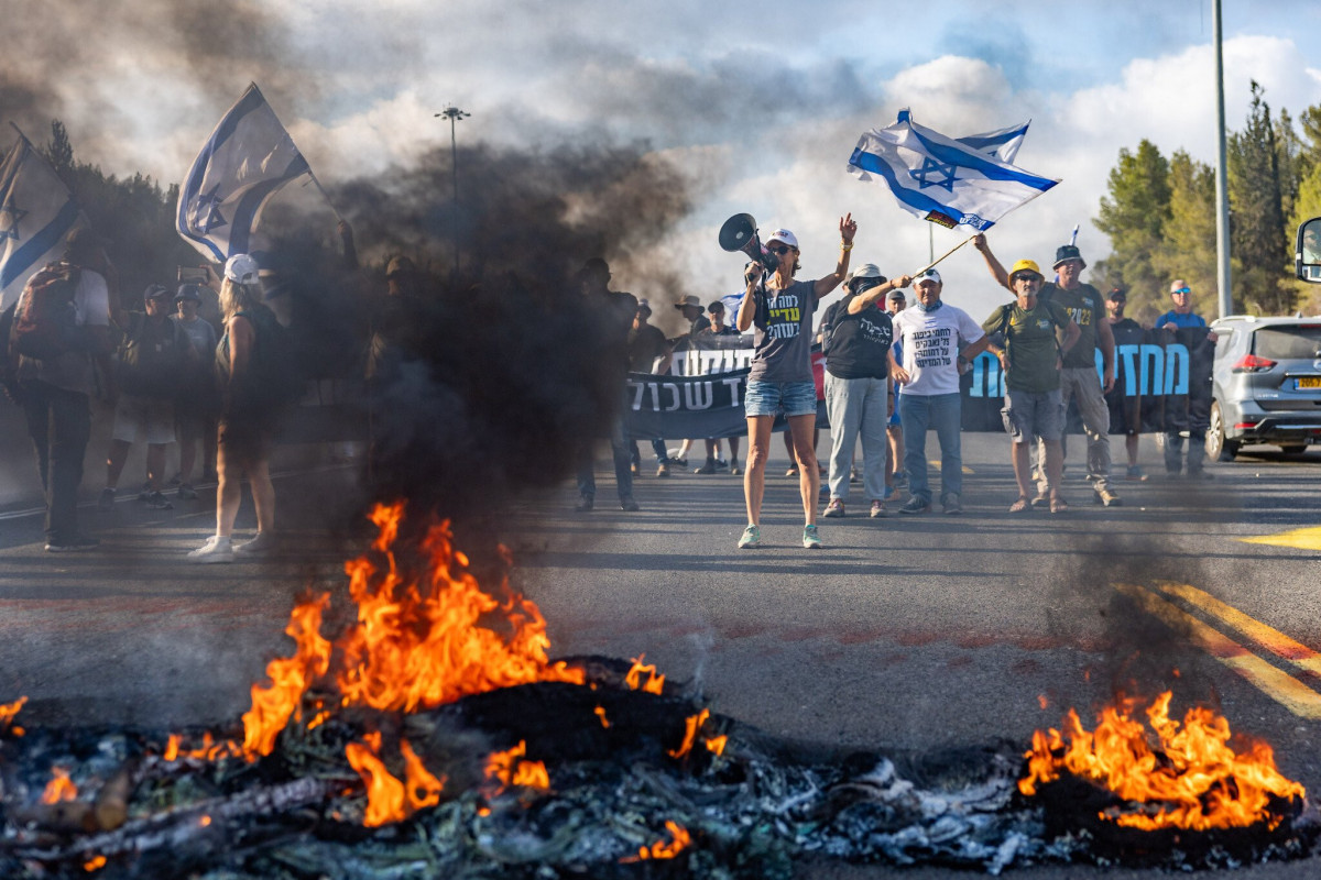 В Израиле проходят забастовки и протесты с требованием соглашения о заложниках и прекращения войны, есть арестованные
