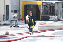 Госслужба: Пожар на заводе по производству красок в поселке Ашагы Гюздек охватил 1 га