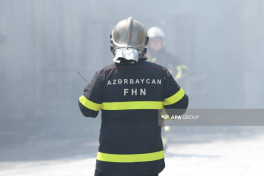 Госслужба: Пожар на заводе по производству красок в поселке Ашагы Гюздек охватил 1 га