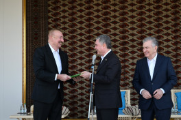 Президенту Азербайджана Ильхаму Алиеву подарили ахалтекинского скакуна-ОБНОВЛЕНО 