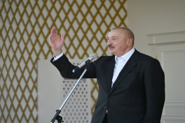 Президенту Азербайджана Ильхаму Алиеву подарили ахалтекинского скакуна-ОБНОВЛЕНО 