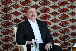 Президенту Азербайджана Ильхаму Алиеву подарили ахалтекинского скакуна-ОБНОВЛЕНО 