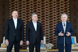 Президенту Азербайджана Ильхаму Алиеву подарили ахалтекинского скакуна-ОБНОВЛЕНО 
